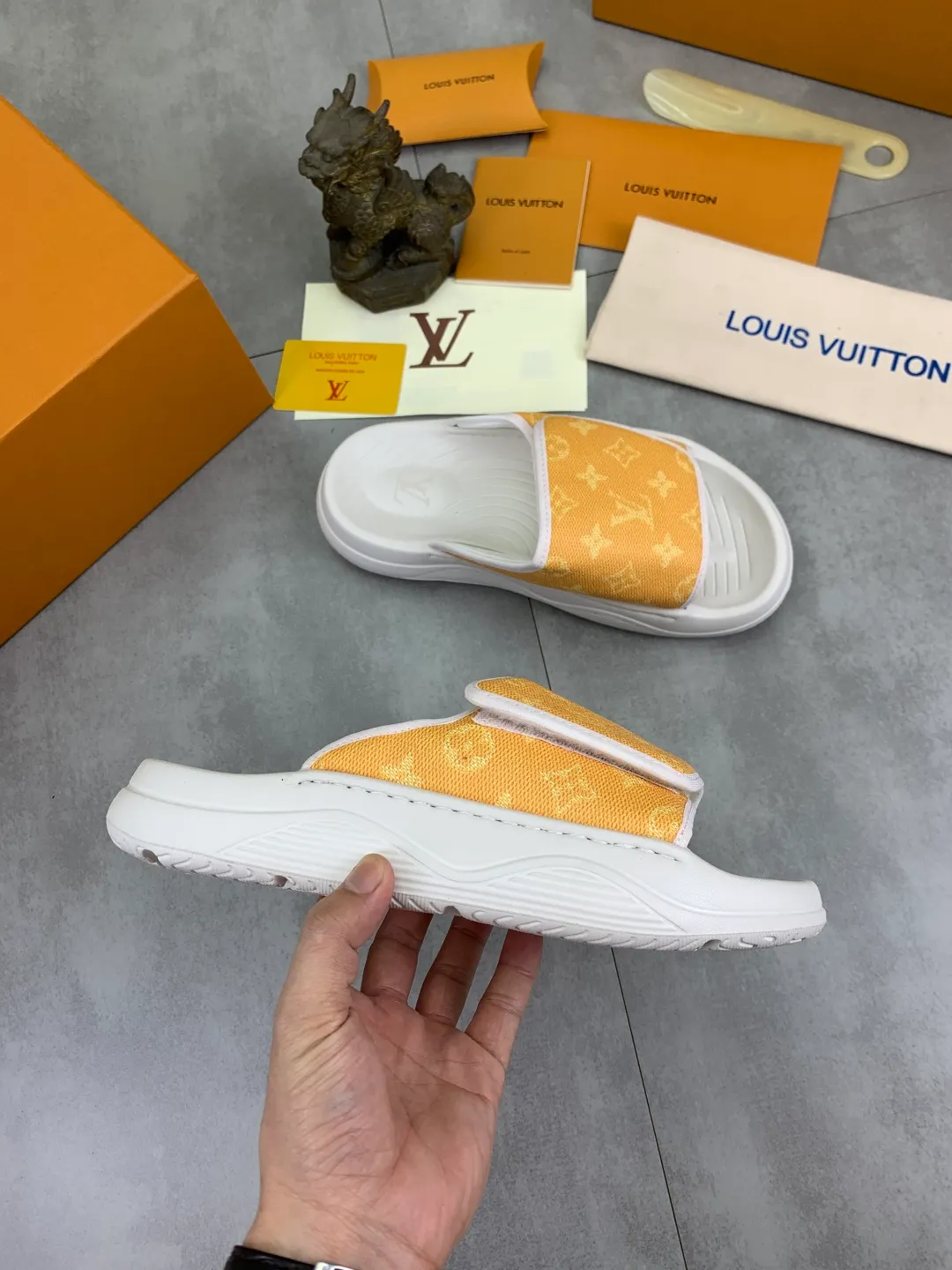Men's shoes 💰P320💰【New style】🆘 Original quality 【LOUIS VUITTON】The popular Louis Vuitton LV men's slippers on the official website are on sale simultaneously! Original fabric imported from Italy. Original bottom provided by the original factory. Number of yards: 38-44 (customized to 45). Multiple colors to choose from. Fully packaged drawer box.